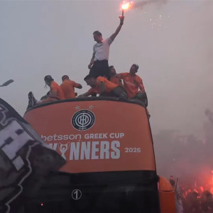 Ο Κόντης με καπνογόνο στην οροφή του πούλμαν! - Τι ζήτησε από τους οπαδούς του ΟΦΗ (video)