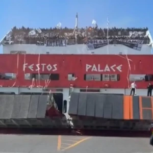 «Τρέλα» στο λιμάνι του Ηρακλείου: Οι φίλαθλοι του ΟΦΗ με συνθήματα και καπνογόνα πάνω στα πλοία (video)