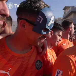 Ο Λαμπρόπουλος έγινε... Captain America στο Trophy Parade του ΟΦΗ!