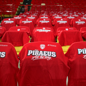 «Κοκκίνισε» το ΣΕΦ από τα επετειακά μπλουζάκια πριν το Game 1 του Ολυμπιακού με τη Μονακό