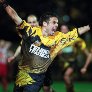 Στο Μουσείο της ΑΕΚ η λασπωμένη φανέλα του Ντέμη από το ιστορικό ντέρμπι με τον Ολυμπιακό το 1997 (photo)