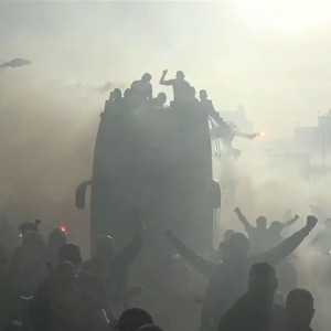 «Χάθηκε» το πούλμαν του ΟΦΗ από τους καπνούς - Εντυπωσιακές εικόνες από το Trophy Parade (video)