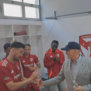 Απίθανη ατάκα ποδοσφαιριστή στον πρόεδρο: «Νομίζαμε ότι είσαι μαύρη γάτα» (video)