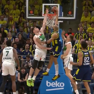 Απίθανος Χόρτον-Τάκερ, κάρφωσε πάνω από τη... μισή Ζαλγκίρις (video)