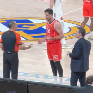 Έξαλλος ο Μίτσιτς, δέχθηκε τεχνική ποινή ενώ είχε τέσσερα φάουλ και αποβλήθηκε
