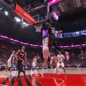 Ο Ουίλιαμς «πέταξε» πάνω απ' τον Κορνέτ και κατέκτησε το Top 10 του ΝΒΑ (video)