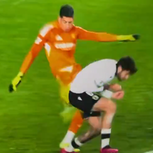 Κι όμως το' χει ξανακάνει: Ο γκολκίπερ που έριξε γροθιά εν ώρα αγώνα, είχε κλωτσήσει αντίπαλο (video)