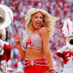 Ξέχασες τι σημαίνει μαζορέτα; Η Χλόι Χόλαντεϊ στο θυμίζει ξανά