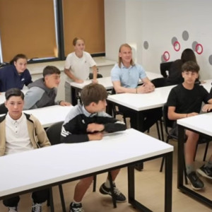 Οι μαθητές που εξετάζονται σε θέματα... ΑΕΚ και η έκπληξη με Βίντα - Το video της Ένωσης με τον Κροάτη