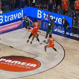 Χέιζ-Ντέιβις για τη νίκη: Το τρομερό καλάθι του Αμερικανού που έδωσε το Game 2 στον Παναθηναϊκό (video)