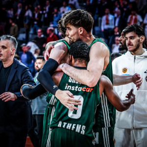 Τα πόδια... τρέμουν, ευκαιρία να τους ρίξει στο καναβάτσο