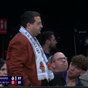 Ο Γιανάι βλέπει Ρέαλ Μαδρίτης - Χάποελ φορώντας... κασκόλ Βαλένθια (video)