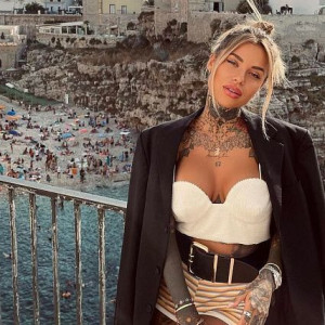 «Καυτές» στιγμές σε γιοτ και πάρτι με συνοδούς πολυτελείας - Η εντυπωσιακή WAG θα συγχωρέσει τον άσο της μπάλας;