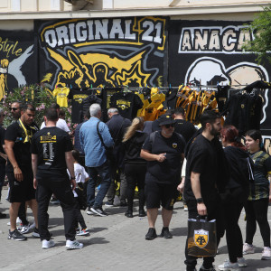 Το πάρτι ξεκίνησε - Χιλιάδες φίλοι της ΑΕΚ στη Νέα Φιλαδέλφεια ενόψει φιέστας