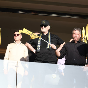 Ο Δημήτρης Μελισσανίδης στη Νέα Φιλαδέλφεια με κασκόλ, σημαία και καπέλο της ΑΕΚ (photos)