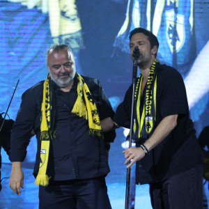 Ο Ηλιόπουλος φόρεσε κασκόλ της ΑΕΚ στον Αργυρό (video)