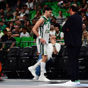 Αγωνία στον Παναθηναϊκό: Στα αποδυτήρια μετά τον τραυματισμό στον αστράγαλο ο Καλαϊτζάκης