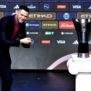 Eyes on the prize: Ο Παπανικολάου δίπλα στο τρόπαιο της Euroleague