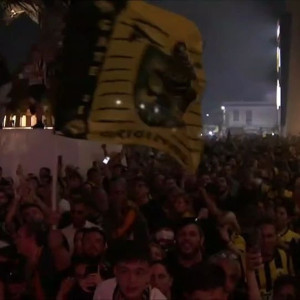 Χιλιάδες οπαδοί της ΑΕΚ πανηγύρισαν το πρωτάθλημα στην πλατεία Αετού (video)