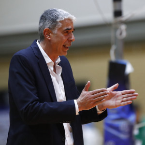 Ο Χατζηαντωνίου στο «τιμόνι» του Φοίνικα Σύρου