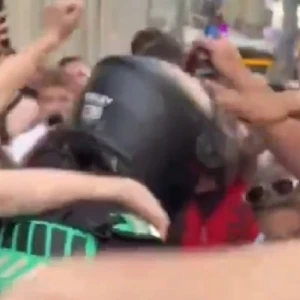 «Έχει φύγει το παιδί»: Οπαδοί της Άστον Βίλα έκλεψαν παραγγελία από ντελιβερά (video)