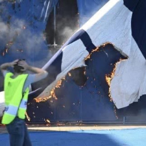 Απίστευτα πράγματα στο κροατικό ντέρμπι: Οι οπαδοί της Χάιντουκ έκαψαν το πανό της Ντιναμό (video)