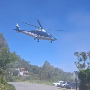 Η στιγμή που το ελικόπτερο του Ηλιόπουλου απογειώνεται από την Κύμη με προορισμό τη φιέστα της ΑΕΚ! (video)