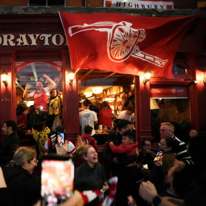 Oι πανηγυρισμοί των οπαδών της Άρσεναλ στις pub του Λονδίνου για την κατάκτηση της Premier League (video)