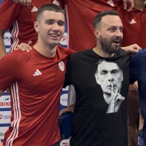Με μπλούζα Μπαρτζώκα πανηγύρισε προπονητής του Ολυμπιακού το Κύπελλο του Πρωταθλήματος κολύμβησης