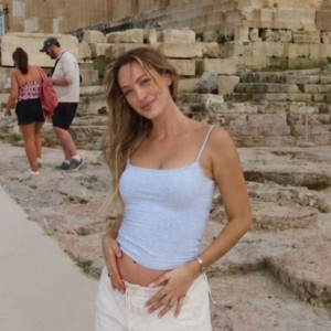 Ο Άλεκ Πίτερς και η σύζυγός του περιμένουν το δεύτερο παιδί τους