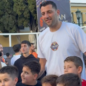 Πόλος έλξης για τα παιδιά ο Γιάννης Μπουρούσης στη fan zone της EuroLeague (video)