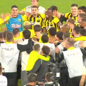 «Πάρτι» των παικτών της ΑΕΚ με το σφύριγμα της λήξης του ντέρμπι με τον Ολυμπιακό (video)