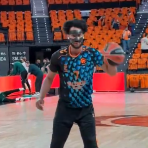 «Ζεσταίνεται» και παίζει με μάσκα ο Κι στο Game 5 της Βαλένθια με τον Παναθηναϊκό (video)