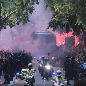 Χάος πριν το Clasico: Οπαδοί της Μπαρτσελόνα πέταξαν αντικείμενα στο πούλμαν της ομάδας τους (video)