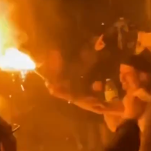 Αποθεώθηκε η αποστολή της ΑΕΚ στην Θεσσαλονίκη - Με καπνογόνο στο χέρι ο Μάνταλος (video)