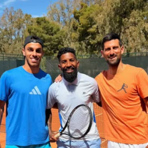 Ο Τζόκοβιτς προετοιμάζεται για το Roland Garros κάνοντας προπόνηση με Ροντινέι
