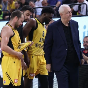Πρόβλημα στο γόνατο ο Φίζελ, εκτός για το υπόλοιπο του αγώνα με Άρη