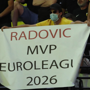 To πανό των φίλων της ΑΕΚ για Ολυμπιακό και Ράντοβιτς στη Sunel Arena