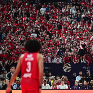 Το «ερυθρόλευκο» ΟΑΚΑ και η... τρομακτική εμφάνιση του Ολυμπιακού - Η παρακάμερα του ημιτελικού