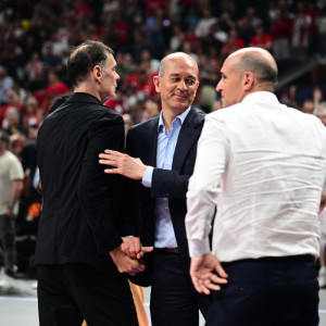 Η αγκαλιά του Μπαρτζώκα με τους Αγγελόπουλους αμέσως μετά τη λήξη του ημιτελικού