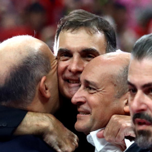 Το άξιζε: Οι παίκτες του Ολυμπιακού «πέταξαν» τον Μπαρτζώκα στον ουρανό του T-Center