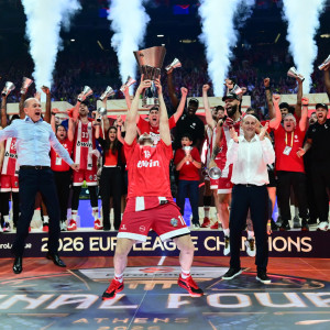 Η απονομή του τροπαίου στον Πρωταθλητή της EuroLeague για το 2026 Ολυμπιακό (video, photos)
