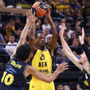 «Έβρεξε» καλάθια στο πρώτο μέρος στη Sunel Arena: Επιθέσεις... φωτιά από ΑΕΚ κι Άρη (videos)