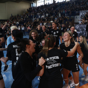 Οι πανηγυρισμοί των αθλητριών του ΠΑΟΚ με τους φιλάθλους μετά την κατάκτηση του πρωταθλήματος (video)