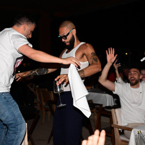 Το τσιφτετέλι του Φουρνιέ και τα αυτοκόλλητα «Μπαρτζώκας»: Η παρακάμερα από το ξέφρενο γλέντι του Ολυμπιακού