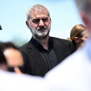 Με λυγμούς ο επικήδειος του Δέλλα στην κηδεία της Μαστροκώστα: «Eίμαι μικρός μπροστά σου, να είσαι σίγουρη ότι πάλι εσένα θα ερωτευόμουν»
