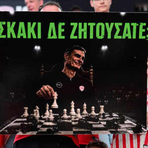 Το πανό φιλάθλου του Ολυμπιακού για τον... σκακιστή Γιώργο Μπαρτζώκα (video)