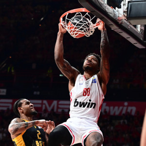 Με τη φόρα της κατάκτησης της Euroleague ο Ολυμπιακός «καθάρισε» την ΑΕΚ και έκανε το 1-0