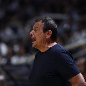 «Έβραζε» ο Αταμάν 2.5 λεπτά πριν το τέλος - Τι έκανε στο τάιμ άουτ