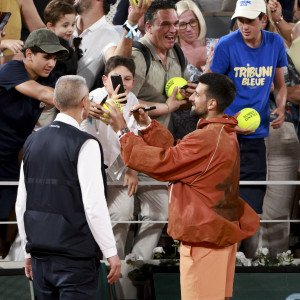 O Τζόκοβιτς εμφανίστηκε στο Roland Garros και έκανε πάταγο με το μπουφάν του